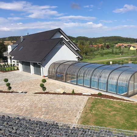 Landhaus Ferienwohnungen Mit Pool Und Wellness Neukirchen-Balbini Exterior photo