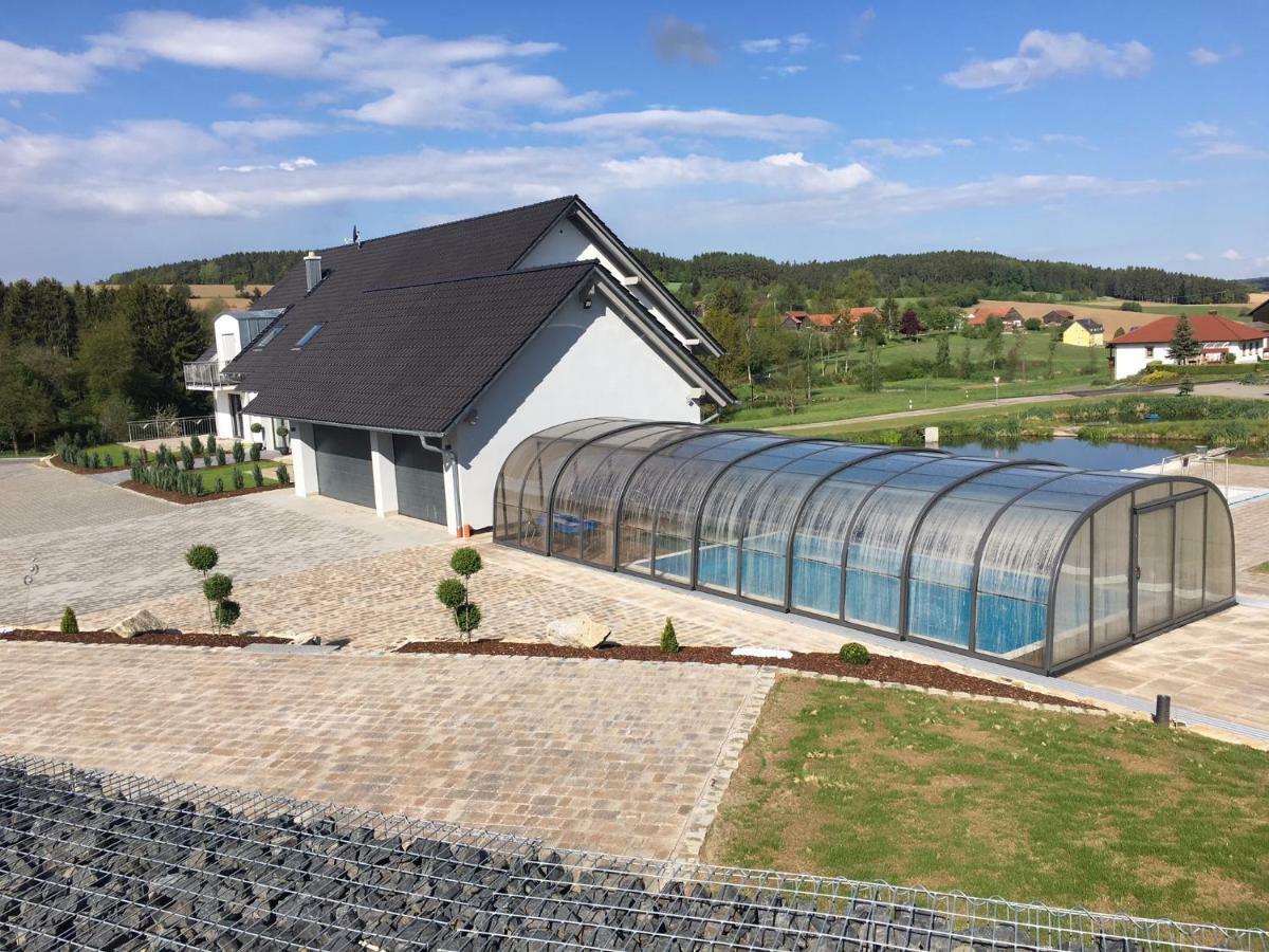 Landhaus Ferienwohnungen Mit Pool Und Wellness Neukirchen-Balbini Exterior photo