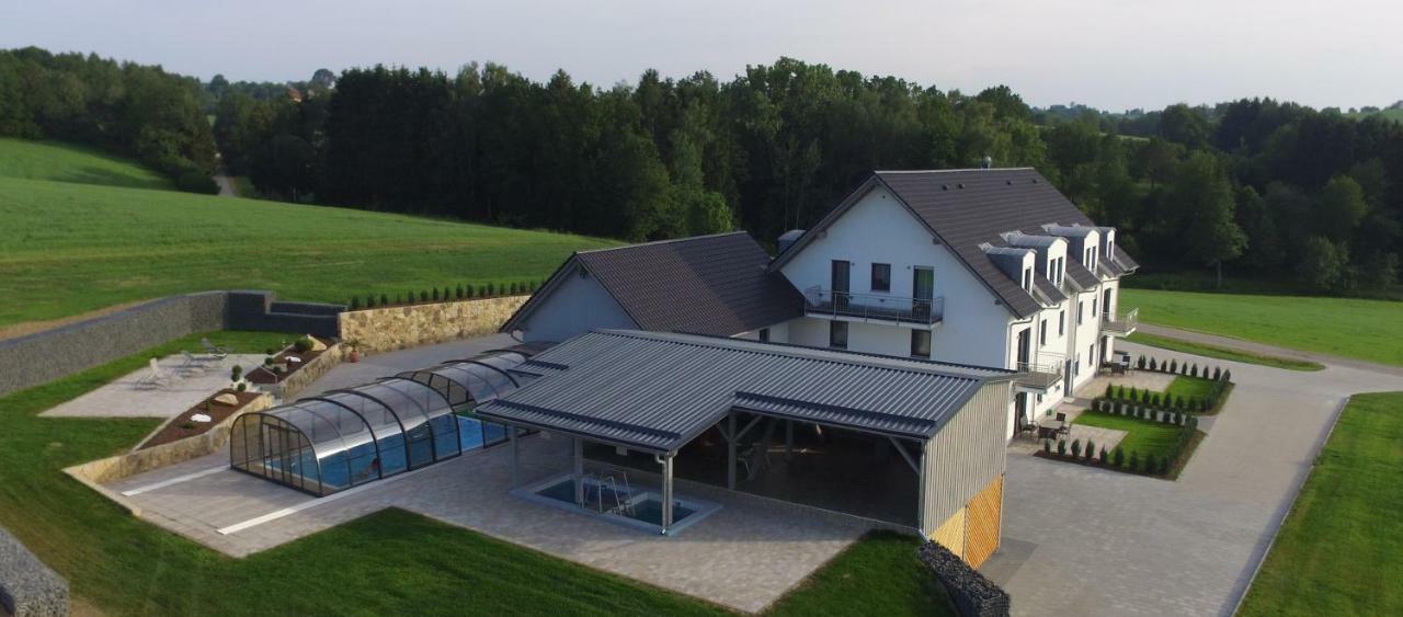 Landhaus Ferienwohnungen Mit Pool Und Wellness Neukirchen-Balbini Exterior photo